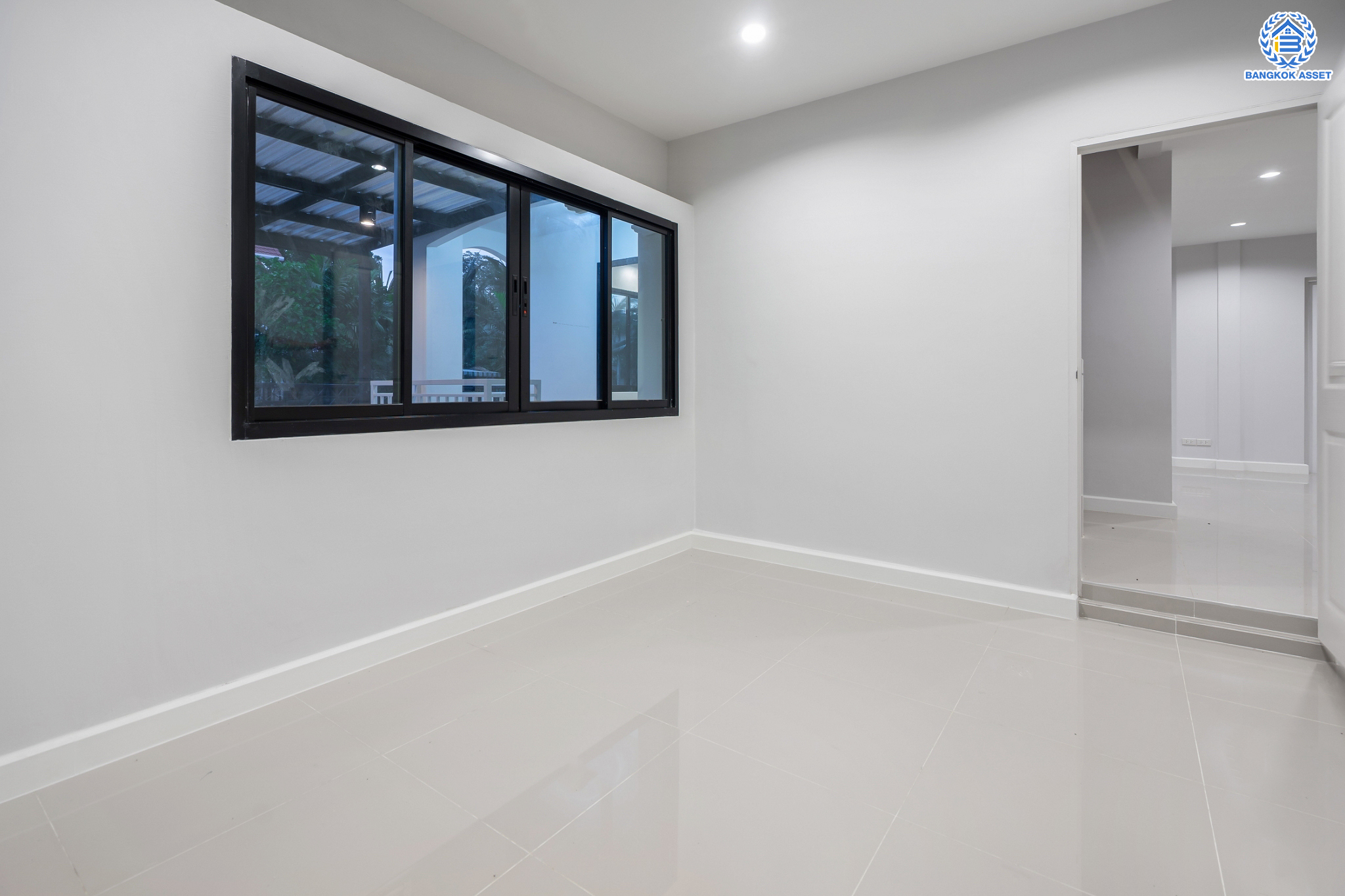 บ้านมือสองตกแต่งใหม่ ม.ชัยพฤกษ์ บางบัวทอง บ้านเดี่ยวแบรนด์ LH หลังมุม เนื้อที่ 77.1 ตร.ว. ฟังก์ชัน 3 ห้องนอน 4 ห้องน้ำ 1 ห้องอเนกประสงค์ 1 ห้องแม่บ้าน จอดรถ 2 คัน พร้อม Facilities ครบครัน บนทำเลเดินทางสะดวก ติดถนนบางกรวย-ไทรน้อย ใกล้เซ็นทรัลเวสต์เกต และรถไฟฟ้าสายสีม่วง "สถานีบางพลู"